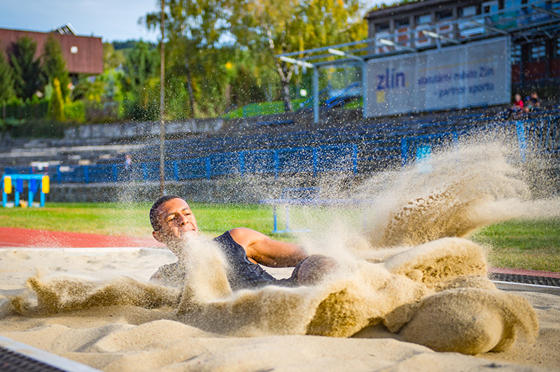 Sportovec skáče do písku